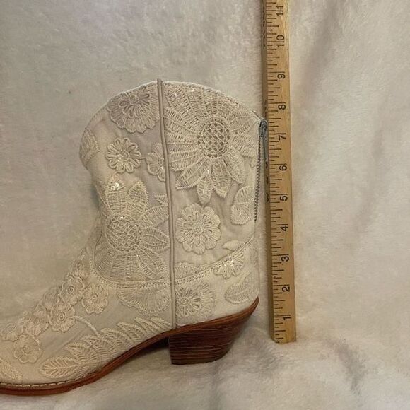 MOMO NEW YORK SHORT CREAM ACE EMBROIDERED BOOTS NADY - Picture 9 of 11